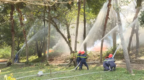 Lực lượng chức năng đang diễn tập phương án phòng cháy, chữa cháy rừng.