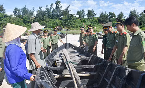 Công an Vĩnh Linh lắng nghe ý kiến nhân dân. Công an Vĩnh Linh lắng nghe ý kiến nhân dân.