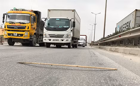 Đoạn đường lún và bong tróc xảy ra trên cầu Thanh Trì.