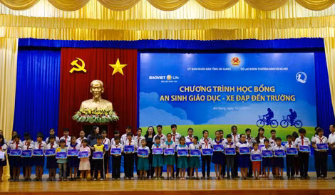 Bảo Việt Nhân thọ và Quỹ BTTEVN trao tặng học bổng cho 200 học sinh tại An Giang
