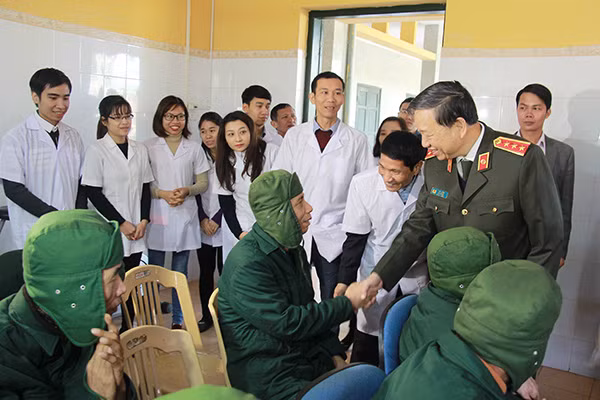 Bộ trưởng Tô Lâm ân cần thăm hỏi, chúc mừng năm mới tới từng thương bệnh binh