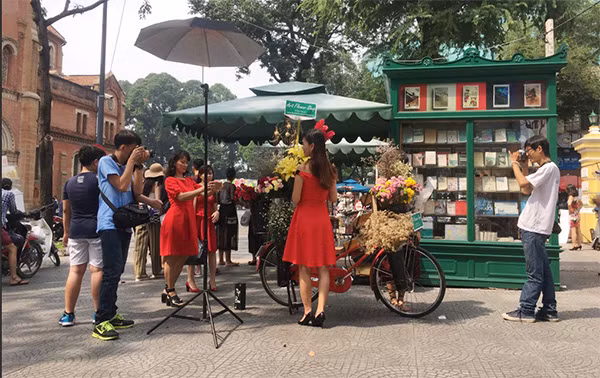 Chiếc xe đạp hoa trở thành một nét độc đáo trong lòng TP Hồ Chí Minh.