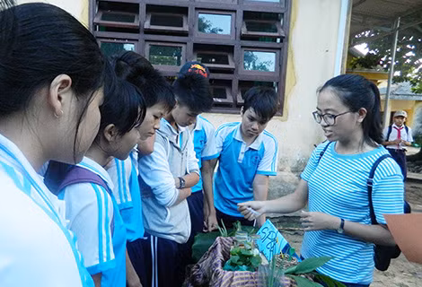 Các em học sinh thích thú trải nghiệm trong dự án “I learn, I play and I am safe - tôi học, tôi chơi và tôi an toàn”. Các em học sinh thích thú trải nghiệm trong dự án “I learn, I play and I am safe - tôi học, tôi chơi và tôi an toàn”.