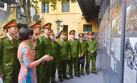 Đoàn viên thanh niên Trung đoàn CSCĐ – Công an TP Hà Nội đến với trưng bày chuyên đề “Tìm lại ký ức” để ôn lại truyền thống hào hùng. Đoàn viên thanh niên Trung đoàn CSCĐ – Công an TP Hà Nội đến với trưng bày chuyên đề “Tìm lại ký ức” để ôn lại truyền thống hào hùng.