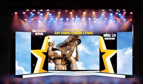 Sân khấu chương trình “Âm vang chiến công”. Sân khấu chương trình “Âm vang chiến công”.