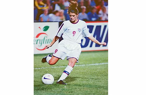 Nữ cầu thủ người Mỹ, Mia Hamm thời còn tung hoành sân cỏ...