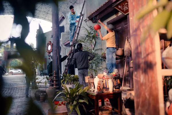 Chuẩn bị sân khấu để quay MV “Xẩm trà đá”. Chuẩn bị sân khấu để quay MV “Xẩm trà đá”.
