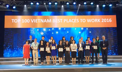 Ông Nguyễn Công Bình (hàng đầu tiên, thứ 2 từ trái sang) - Giám đốc Bảo Việt Sài Gòn tại lễ trao giải