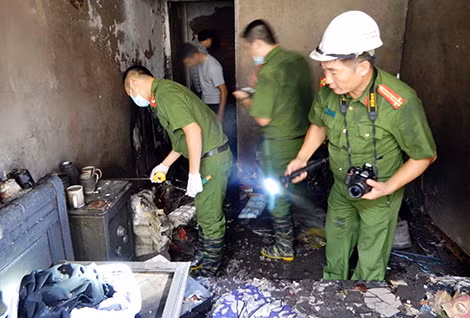 Các giám định viên Phòng Giám định kỹ thuật pháp lý đang khám nghiệm hiện trường cháy tại Phố Vọng.