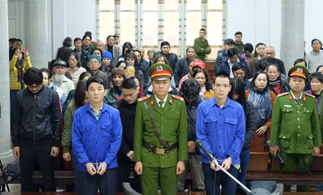 Bị cáo Hsu Ming Jung (bên trái, hàng đầu) và đồng phạm.