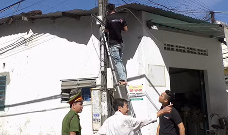 Cơ quan Công an phối hợp với các tổ dân phố lắp đặt camera giám sát an ninh trên địa bàn.