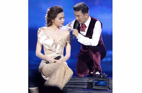 "Nữ hoàng giải trí" Hồ Ngọc Hà và "Ông hoàng nhạc Việt" Đàm Vĩnh Hưng xuất hiện trong một chương trình ca nhạc. "Nữ hoàng giải trí" Hồ Ngọc Hà và "Ông hoàng nhạc Việt" Đàm Vĩnh Hưng xuất hiện trong một chương trình ca nhạc.