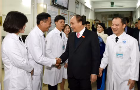 Thủ tướng Nguyễn Xuân Phúc thăm hỏi, động viên các y, bác sĩ Bệnh viện Mắt Trung ương. Ảnh: VGP/Nhật Bắc