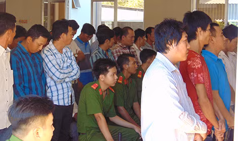 Các bị cáo trong băng trộm nghe hội đồng xét xử tuyên án. Các bị cáo trong băng trộm nghe hội đồng xét xử tuyên án.