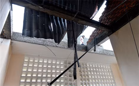 Một số giáo viên cùng người dân xung quanh vội dọn dẹp để nhanh chóng cho học sinh trở lại trường càng sớm càng tốt.