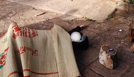 Thi thể nam thanh niên được phát hiện chết tại vỉa hè.