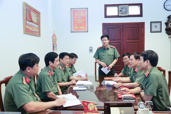 Trung tướng Nguyễn Danh Cộng, Chánh Văn phòng Bộ Công an họp với lãnh đạo chủ chốt Văn phòng Bộ về đổi mới công tác tham mưu trong tình hình hiện nay. Ảnh: Anh Hiếu. Trung tướng Nguyễn Danh Cộng, Chánh Văn phòng Bộ Công an họp với lãnh đạo chủ chốt Văn phòng Bộ về đổi mới công tác tham mưu trong tình hình hiện nay. Ảnh: Anh Hiếu.