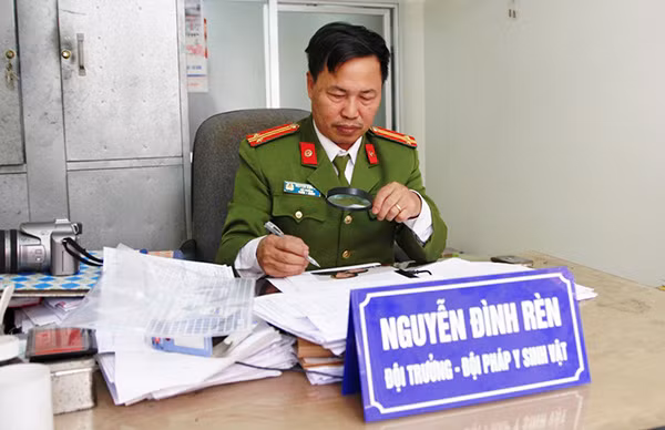 Trung tá Nguyễn Đình Rèn nghiên cứu hồ sơ, thông tin nạn nhân.