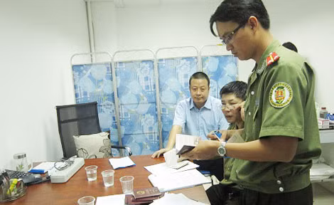 Thanh tra Sở Y tế phối hợp với Phòng Xuất nhập cảnh Công an TP Hồ Chí Minh kiểm tra sai phạm tại một PKTQ trên địa bàn thành phố.