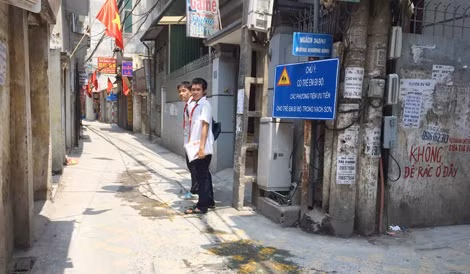 Theo các em học sinh, việc đi lại không khác biệt nhiều so với trướcbởi đường đi quá hẹp, mà vạch sơn đã ra tới gần một nửa nên xe và người vẫn phải tránh nhau.