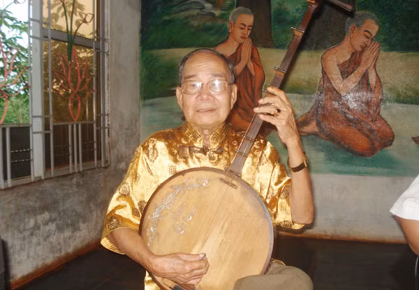 Nghệ sĩ Tư Còn.