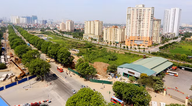 Nằm trong dự án đầu tư mở rộng đường vành đai 3 đoạn Mai Dịch - Cầu Thăng Long, 1.300 cây xanh nằm hai bên đường Phạm Văn Đồng từ chân cầu Mai Dịch đến cầu Thăng Long sẽ được chặt hạ, đánh chuyển trước ngày 30-9.