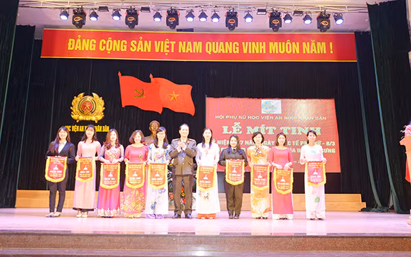 Đại diện Ban tổ chức trao giải cho các đội đoạt giải Hội thi ẩm thực do Hội phụ nữ Học viện tổ chức.