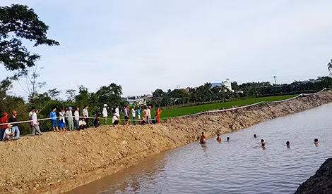 Hiện trường vụ tai nạn khiến 2 em nhỏ chết đuối.