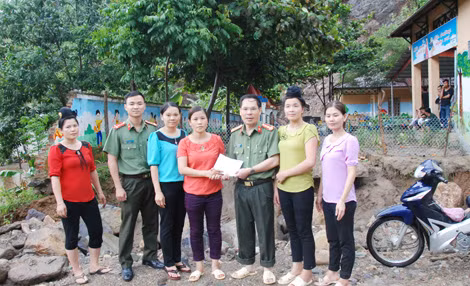Đại tá Trần Thanh Phong, Phó Tổng Biên tập Báo CAND trao 5 triệu đồng giúp thầy trò Trường Mầm non Nậm Păm khắc phục hậu quả lũ quét.