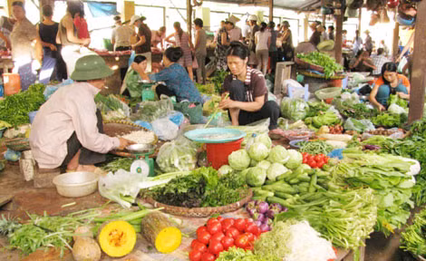 Giá rau xanh tại các chợ trên địa bàn Hà Nội tăng chóng mặt. Giá rau xanh tại các chợ trên địa bàn Hà Nội tăng chóng mặt.