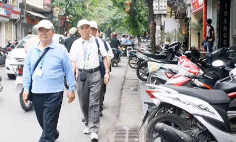 Khó khăn khi lấy lại vỉa hè và lòng đường ở Thủ đô. Khó khăn khi lấy lại vỉa hè và lòng đường ở Thủ đô.