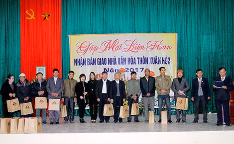 Các hộ dân tại lễ trao quà.