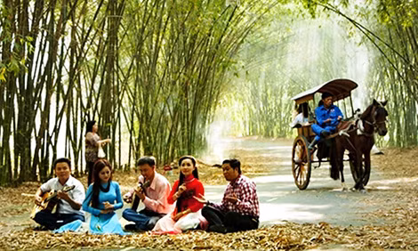 Nghệ nhân biểu diễn ĐCTT tại làng tre Phú An. Ảnh: Q.Chiến.