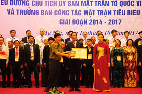 Bà Trương Thị Ngọc Ánh, Phó Chủ tịch UBTƯMTTQ Việt Nam và Thứ trưởng Bộ Công an Nguyễn Văn Sơn trao Bằng khen của UBTƯMTTQ Việt Nam và biểu trưng cho các cá nhân tiêu biểu.
