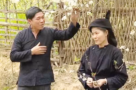 Tiết mục hát đối đáp Phong Slư “Chập nọng pây háng” của người Tày vào mùa Xuân. Tiết mục hát đối đáp Phong Slư “Chập nọng pây háng” của người Tày vào mùa Xuân.