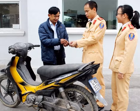 CA huyện An Dương trao trả chiếc xe cho ông Nguyễn Văn Khâm