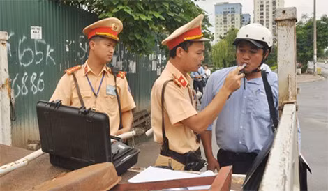 Lực lượng CSGT kiểm tra nồng độ cồn của lái xe.