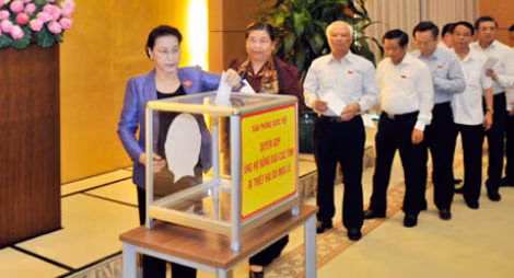 Chủ tịch Quốc hội, các Phó Chủ tịch Quốc hội cùng cán bộ, công chức Văn phòng Quốc hội quyên góp ủng hộ đồng bào bị ảnh hưởng thiên tai. Ảnh: Báo Đại biểu nhân dân
