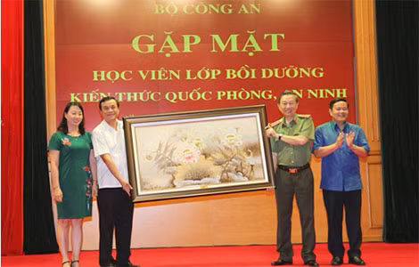 Đại diện Lớp bồi dưỡng kiến thức Quốc phòng, An ninh Khóa 67 - đối tượng 1 tặng tranh lưu niệm cho Bộ trưởng Tô Lâm.