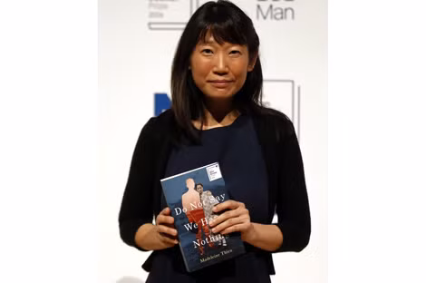 Madeleine Thien cùng tác phẩm "Do Not Say We Have Nothing" tại buổi chụp ảnh dành cho các tác phẩm lọt vào danh sách ngắn của giải The Man Booker Prize 2016 (Ảnh: Getty Image).