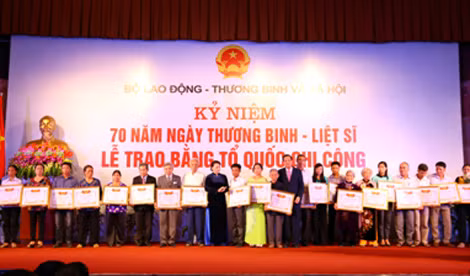 Chủ tịch Quốc hội Nguyễn Thị Kim Ngân trao bằng Tổ quốc ghi công cho thân nhân gia đình các liệt sĩ Chủ tịch Quốc hội Nguyễn Thị Kim Ngân trao bằng Tổ quốc ghi công cho thân nhân gia đình các liệt sĩ