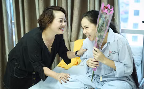 Nghệ sĩ Trà My (bên trái) thăm hỏi bệnh nhân.