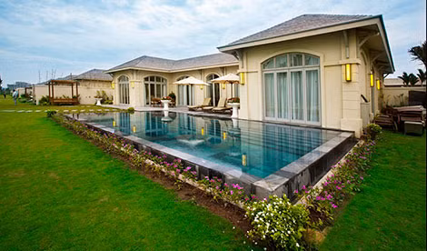 Villa bên bờ biển với bể bơi và lối đi riêng.