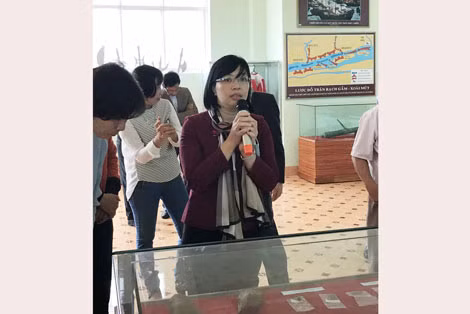 Bí thư thị xã An Khê Nguyễn Thanh Lịch giới thiệu hiện vật khai quật ở di chỉ Rộc Tưng, nơi phát hiện sự xuất hiện dấu tích con người tối cổ từ hơn 80 vạn năm trước. Bí thư thị xã An Khê Nguyễn Thanh Lịch giới thiệu hiện vật khai quật ở di chỉ Rộc Tưng, nơi phát hiện sự xuất hiện dấu tích con người tối cổ từ hơn 80 vạn năm trước.