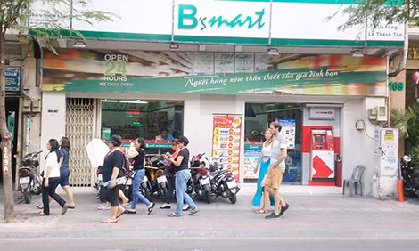 Đường Lê Thánh Tôn, quận 1, du khách có thể thoải mái đi trên vỉa hè thông thoáng.
