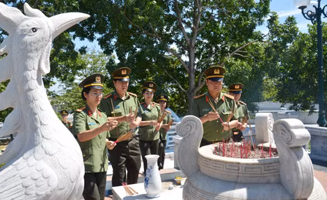 Lãnh đạo, cán bộ chiến sĩ Công an Cửa khẩu sân bay Quốc tế Nội Bài hoạt động về nguồn. Lãnh đạo, cán bộ chiến sĩ Công an Cửa khẩu sân bay Quốc tế Nội Bài hoạt động về nguồn.