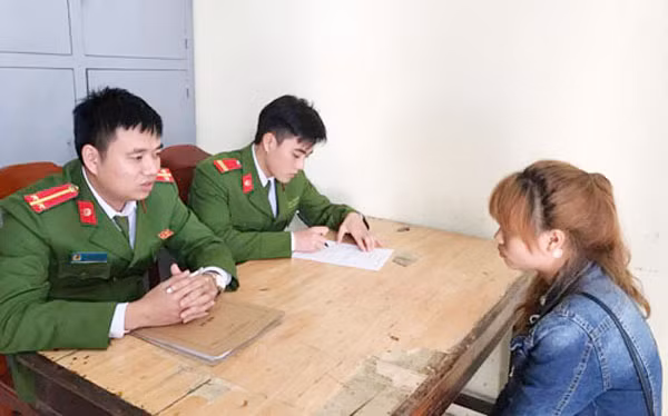 Công an huyện Quảng Xương tuyên truyền, vận động công dân xã Quảng Nham không xuất cảnh trái phép.