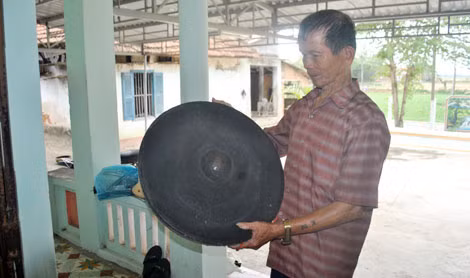 Ông Tại giới thiệu về cồng chiêng Mỹ Thạnh.