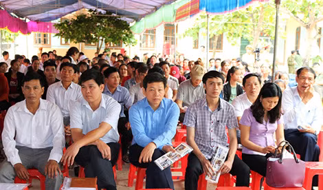 Đông đảo bà con giáo dân thôn Cồn Sẻ dự hội nghị nghe phổ biến về luật giao thông và phòng chống ma túy.