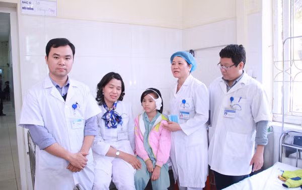 Niềm vui của bác sỹ Quách Thị Cần và các thầy thuốc Khoa Cấp cứu khi bệnh nhân Nguyễn Thu Phương, 11 tuổi (Lâm Thao, Phú Thọ) sắp được xuất viện (Ảnh chụp sáng 27-2-2017).